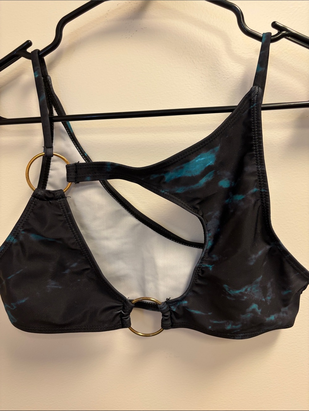 PrettyLittleThing Patterned Bikini Tops - Picture 7 of 11